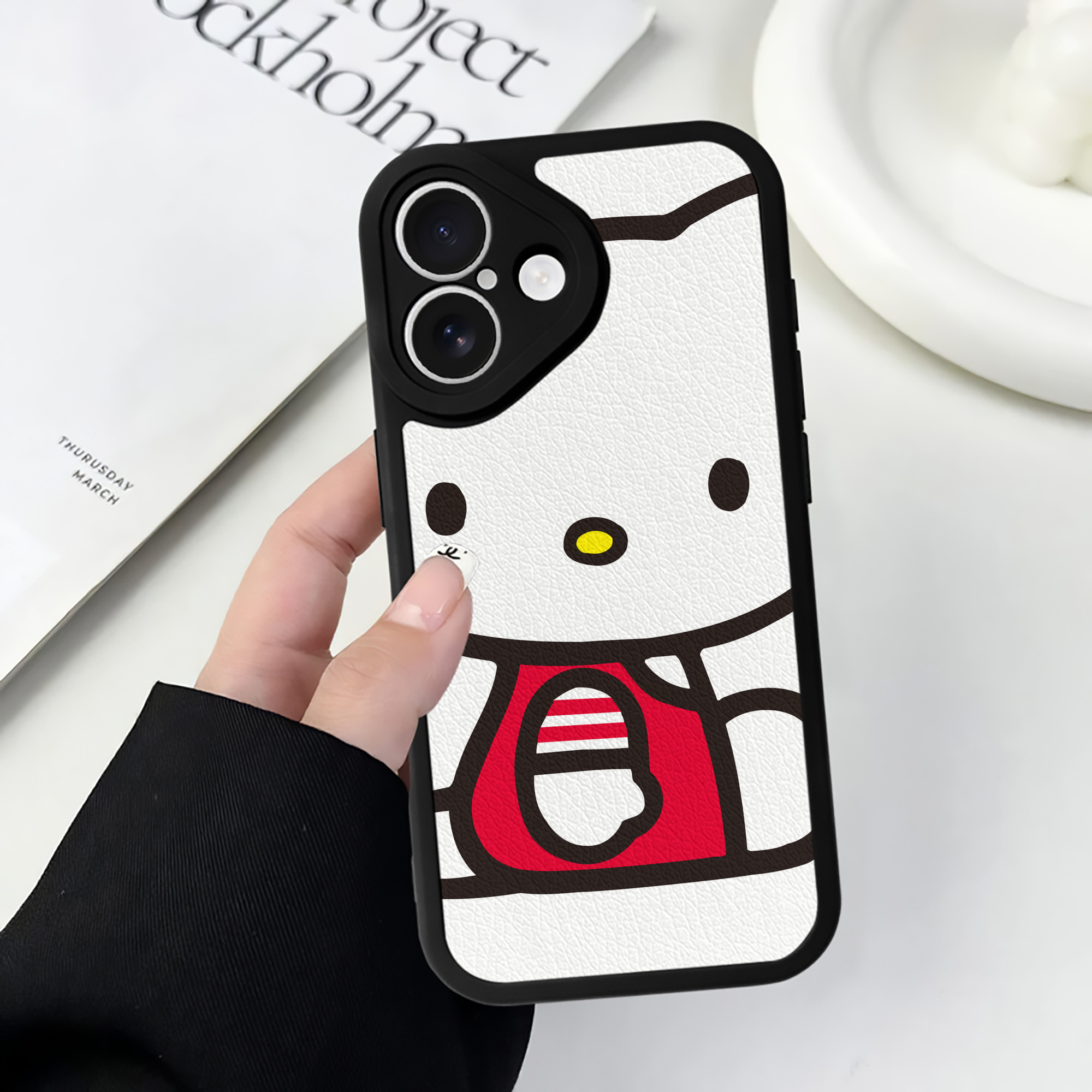 （画像用） Hello Kitty ハローキティ 【iPhone 16シリーズ対応】シリコンスマホケース（レザー調） 材質：シリコン